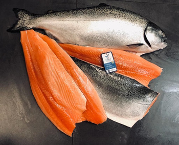 Łosoś King Chinook patroszony z głową 1,7kg+, 25kg BOX